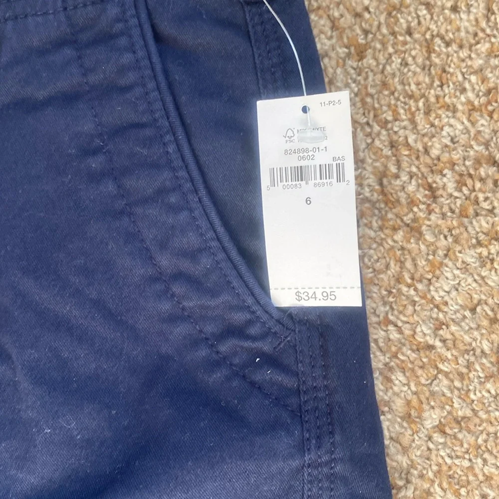 NWT Gap Kids Cargo Shorts. Navy. Size 6. Adjustable waist.